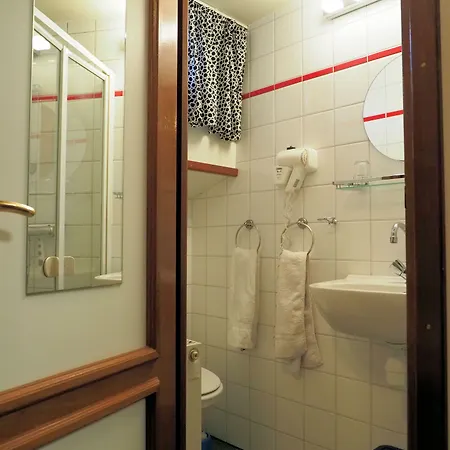 Hotelboat Sarah Отель 2*